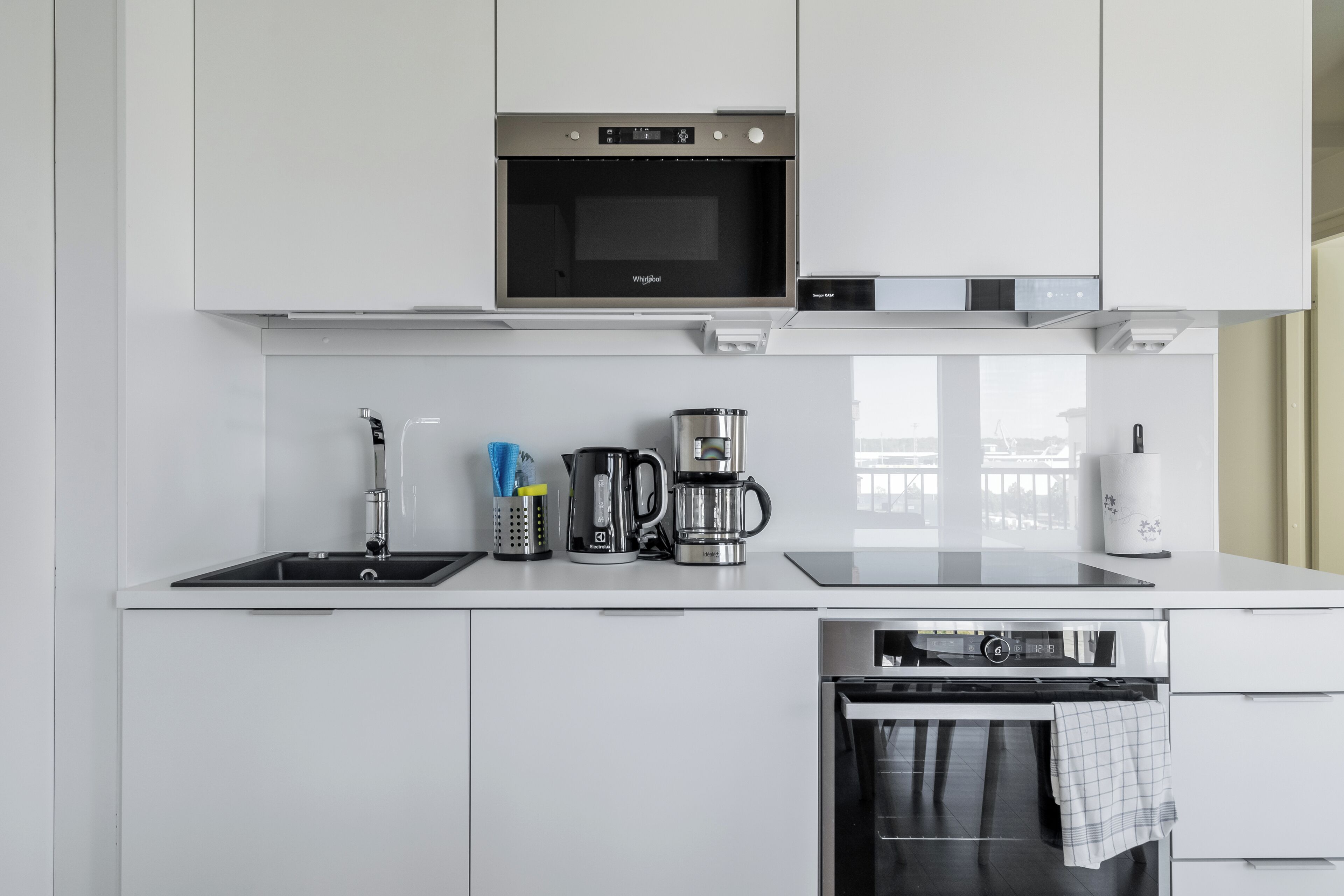 Refrigerador con freezer, microondas, horno, placa de cocina