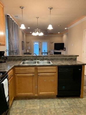 Mikrowelle, Ofen, Herdplatte, Geschirrspüler