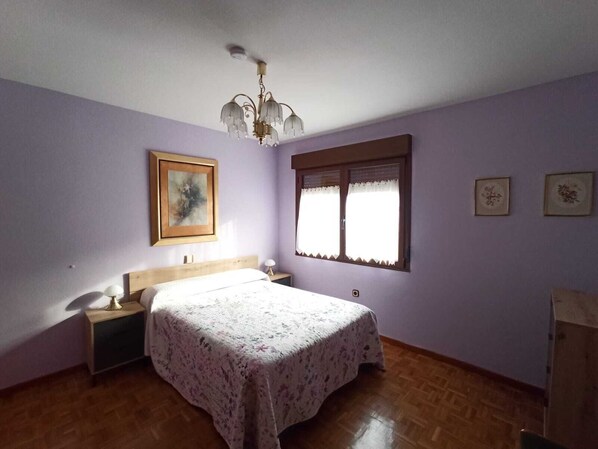 3 chambres, fer et planche Ă repasser, literie fournie