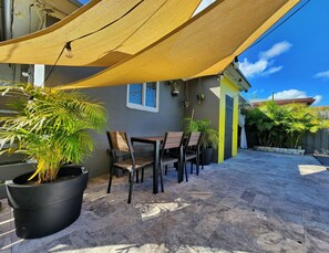 Outdoor dining - Zen backyard w/heated pool close to the Beach/Las Olas and Wilton Manors (Fort Lauderdale)