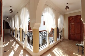 Suite Luxe | Coin séjour | Espaces bureaux