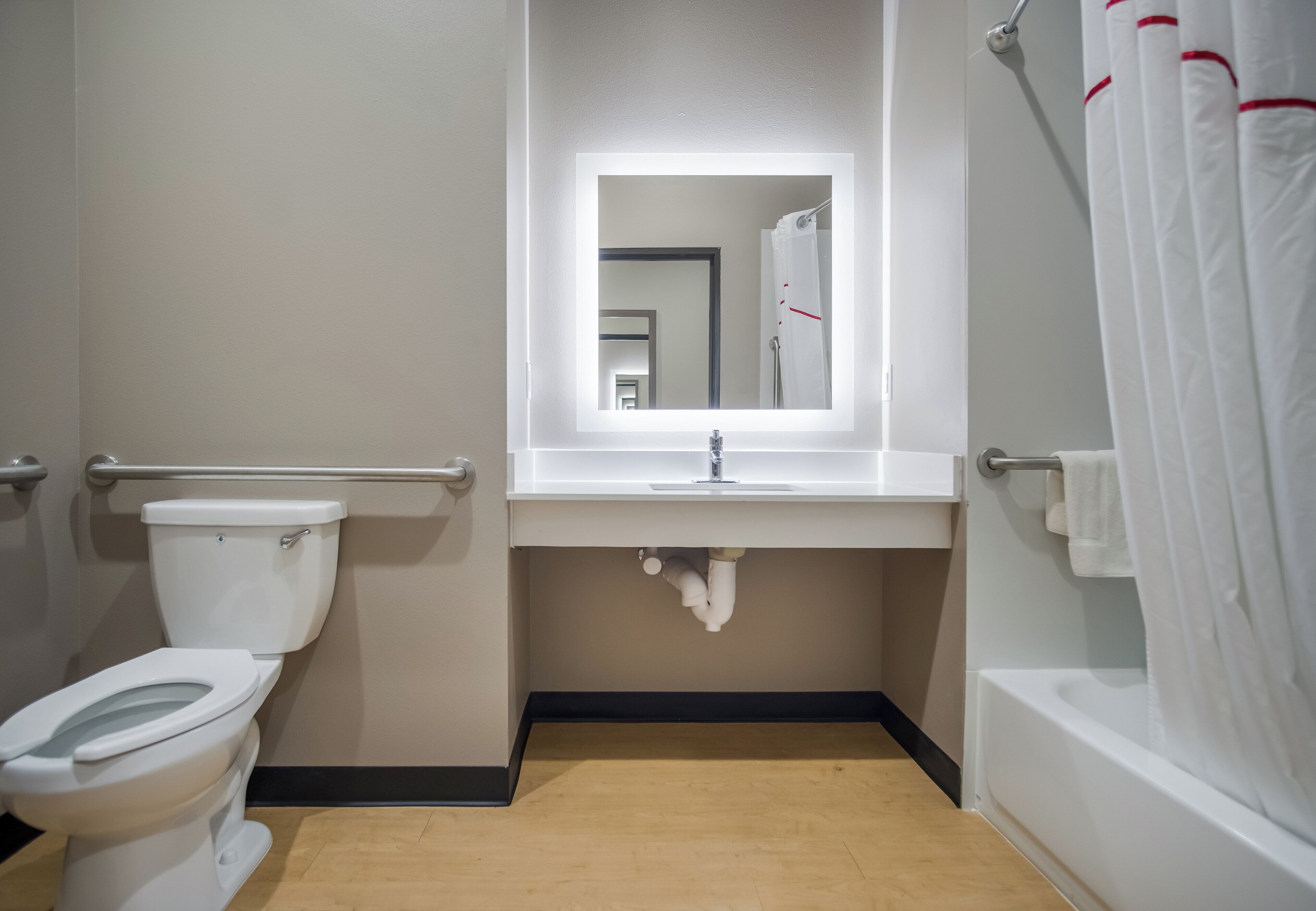 Un baño con inodoro, lavamanos y bañera.