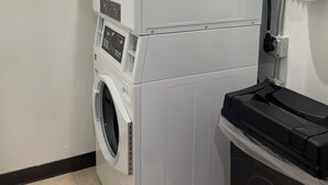 وحدات دش مع أحواض استحمام، مناشف