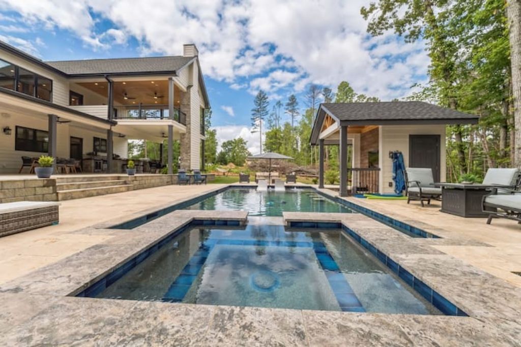 New Luxury House on Lake Hartwell w/ swim up bar