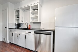 Signature Apartment, 1 King Bed, Kitchen | Private kitchen | Full-size fridge, microwave, oven, stovetop