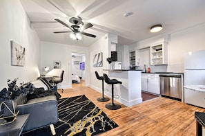 Signature Apartment, 1 King Bed, Kitchen