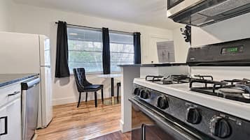 Signature Apartment, 1 King Bed, Kitchen | Private kitchen | Full-sized fridge, microwave, oven, stovetop
