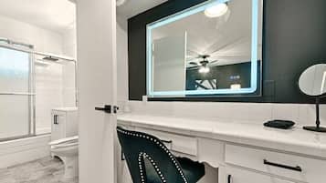 Signature Apartment, 1 King Bed, Kitchen | Bathroom | Combined shower/tub, rainfall showerhead, hair dryer, towels