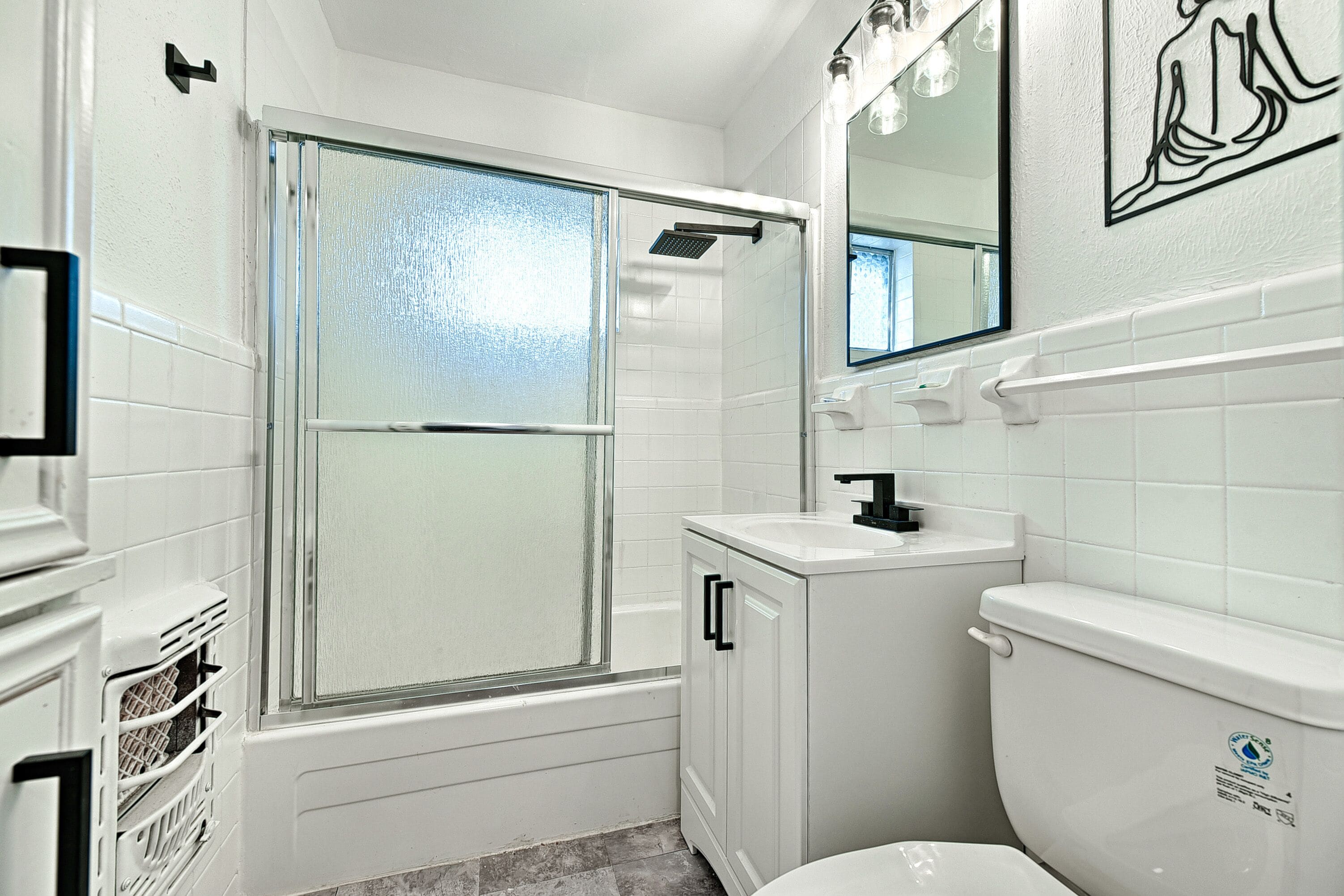 Apartament destacat, 1 llit de matrimoni gran, cuina | Bany | Combinació de dutxa i banyera i capçal de dutxa tipus cascada 