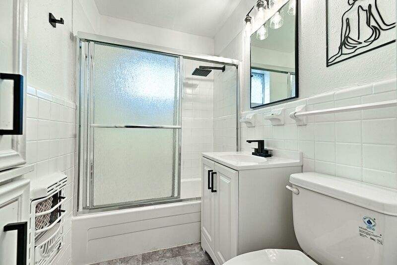 Signature Apartment, 1 King Bed, Kitchen | Bathroom