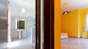 Ein Badezimmer mit Waschbecken und Spiegel, Dusche und Toilette.