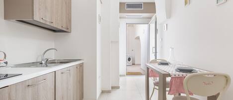 Refrigerador, microondas y utensilios de cocina