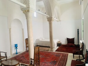 3 habitaciones, tabla de planchar con plancha, wifi y ropa de cama 