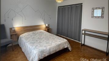 1 slaapkamer, een strijkplank/strijkijzer, gratis wifi, beddengoed