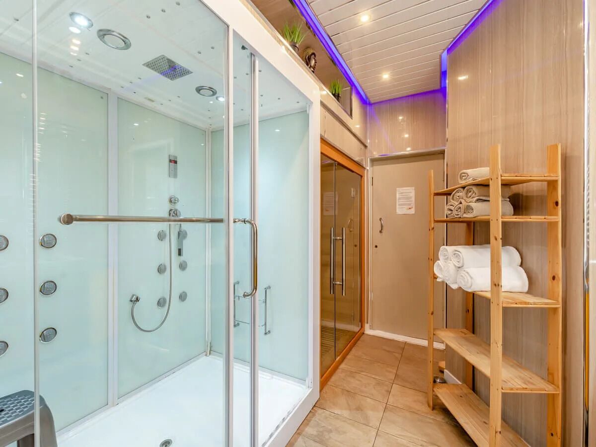 Sauna, hot tub, steam room