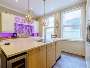 Full-sized fridge, microwave, oven, stovetop