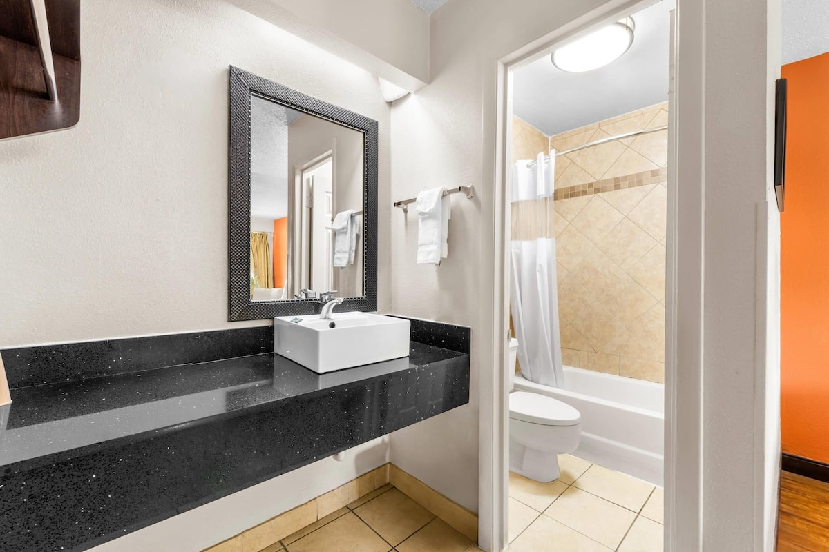 room, 1 king bed, smoking | free wifi, bed sheets