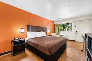 Room, 1 King Bed, Accessible, Non Smoking | Free WiFi, bed sheets - Econo Lodge Charlotte Airport (Charlotte)