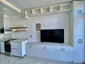 Een koelkast, een magnetron, een oven, een vaatwasser