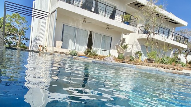 A modern two-story house with a swimming pool in front. - Rooftop with ocean view, minigolf & pool and 1 queen bed (Guanacaste)