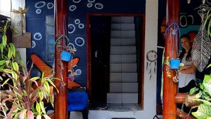 Señal azul con el texto "El Gran Azul" sobre un vano de puerta.