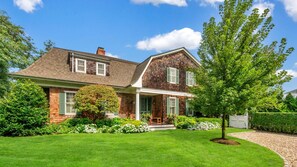 Exterior - Beautiful Southampton Waterfront Home with pool and private steps to the beach! (Southampton)