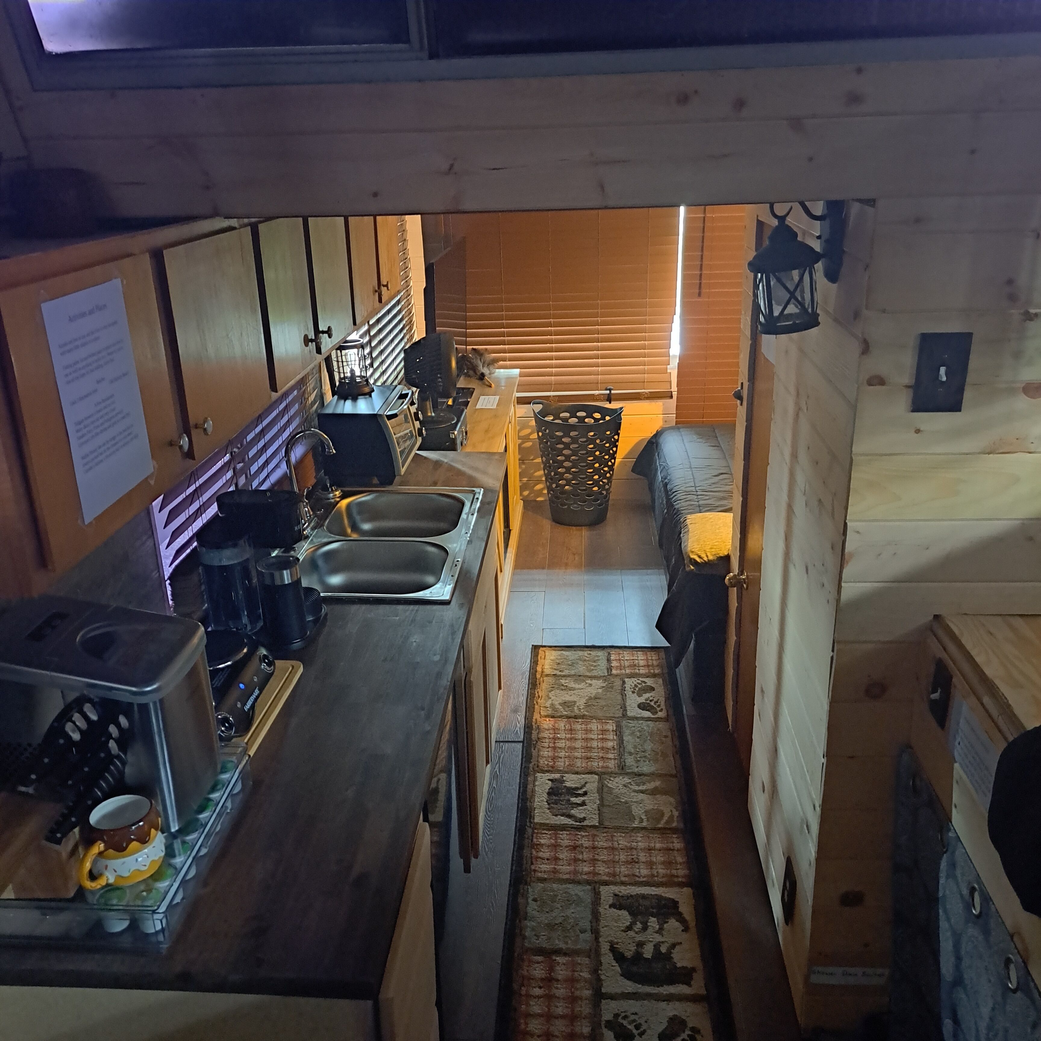 Kjøleskap, kokeplater, kaffetrakter/tekoker og brødrister