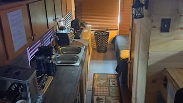 Kjøleskap, kokeplater, kaffetrakter/tekoker og brødrister