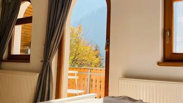 3 slaapkamers, een strijkplank/strijkijzer, gratis wifi, beddengoed