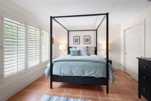 3 bedrooms, iron/ironing board, WiFi, bed sheets - Best Location in Olde, South Naples! (Naples)