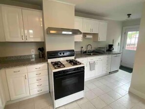 Fridge, microwave, oven, stovetop - Boston 2Bd Kg-Qn Bds entire unshared space near Harvard, MIT Subway w/parking (Somerville)