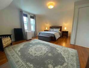 2 bedrooms, desk, travel crib, free WiFi - Boston 2Bd Kg-Qn Bds entire unshared space near Harvard, MIT Subway w/parking (Somerville)