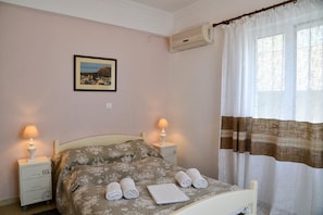 1 bedroom, WiFi, bed sheets - Studio Romantique en Centre-ville, à 5 Minutes de la Plage! (Palekastro)