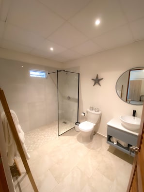 Family Double Room | Bathroom | Shower, free toiletries, towels