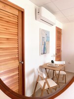 全景客房, 1 张大床, 海洋景观 | 遮光窗帘、免费 WiFi、床单