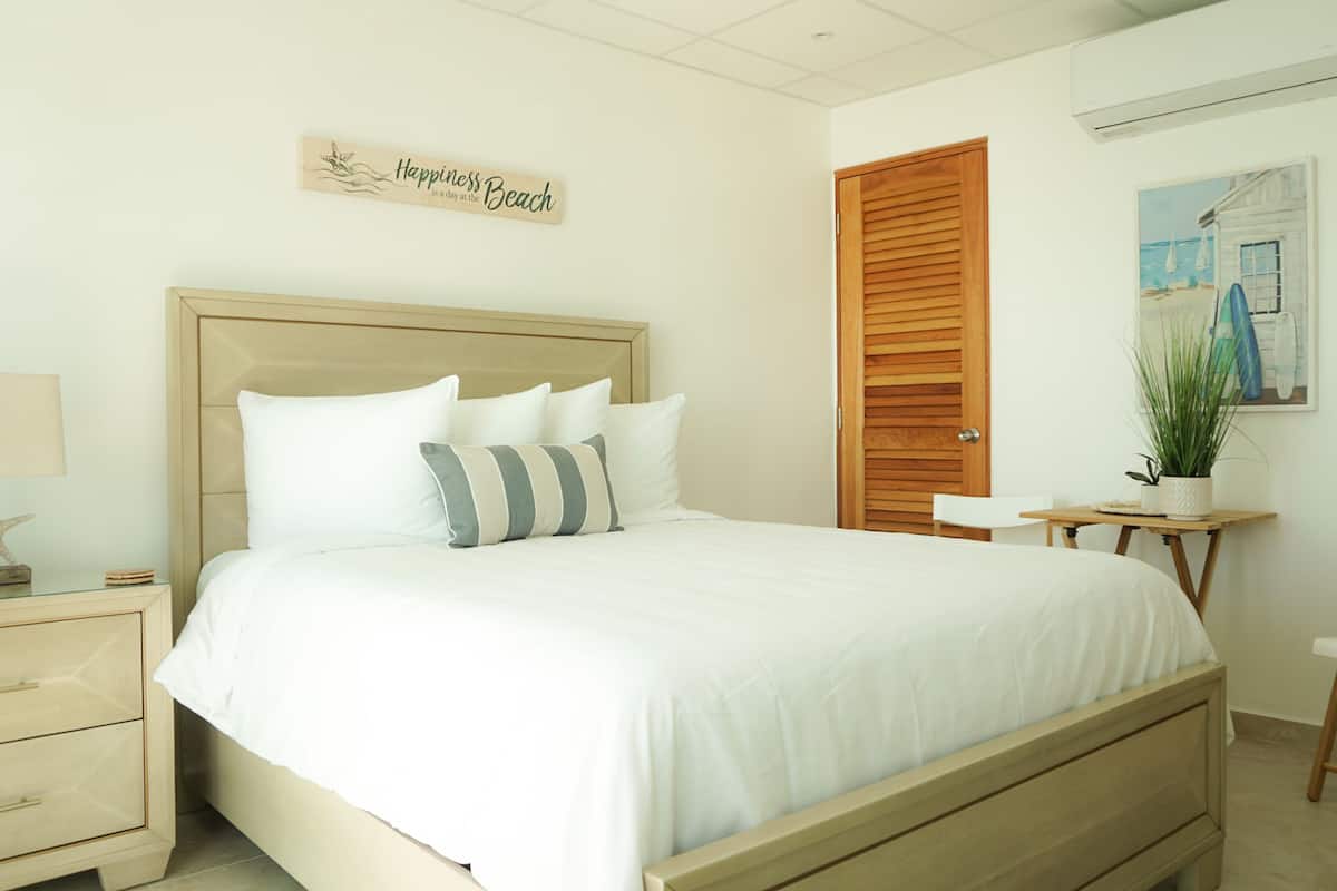 Panoramic Room, 1 Queen Bed, Ocean View | 1 bedroom, blackout drapes, free WiFi, bed sheets