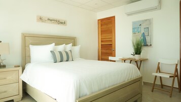 Habitación panorámica, 1 cama de matrimonio, vistas al mar | Cortinas opacas, wifi gratis, ropa de cama