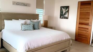 Habitación Deluxe, 1 cama King size, vista parcial al océano | Cortinas blackout, wifi gratis y ropa de cama