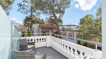 Habitación Deluxe | Decoración individual, mobiliario individual, cuna de viaje