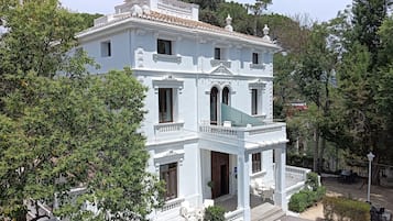 Individually decorated, individually furnished, travel crib, free WiFi