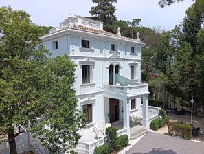 Individually decorated, individually furnished, travel crib, free WiFi