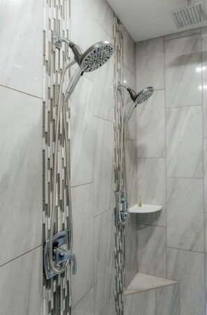 Een douche, een haardroger, handdoeken, zeep