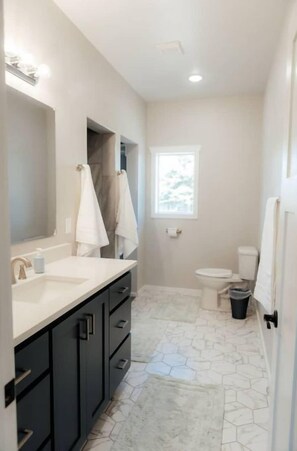 Doccia, asciugacapelli, asciugamani, sapone