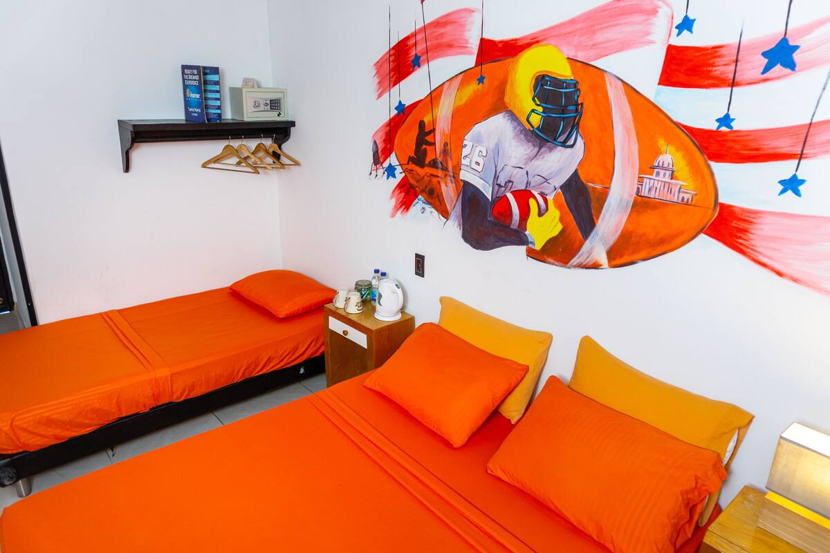 Habitación triple superior | Ropa de cama de alta calidad, caja fuerte, cortinas opacas y wifi gratis