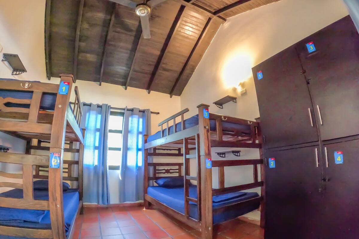 Dormitorio compartido estándar | Ropa de cama de alta calidad, caja fuerte, cortinas opacas y wifi gratis