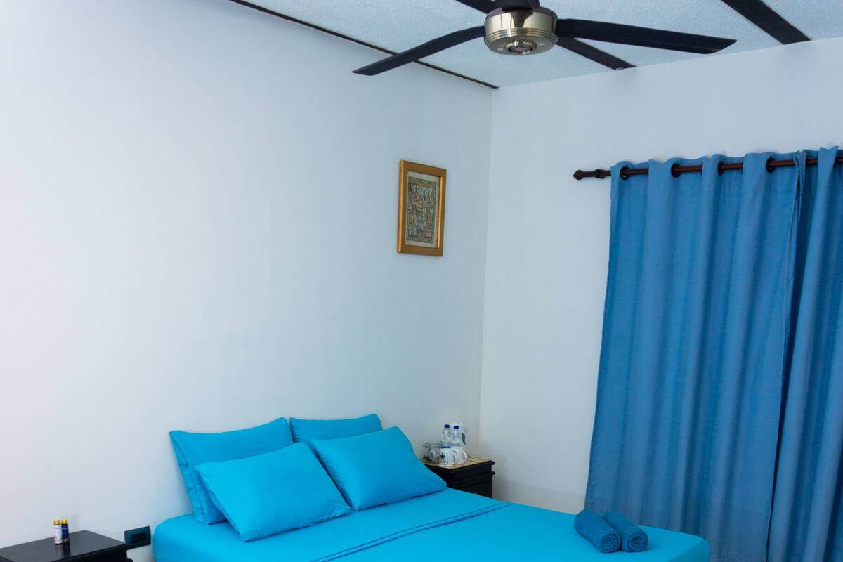 Habitación básica doble | Ropa de cama de alta calidad, caja fuerte, cortinas opacas y wifi gratis