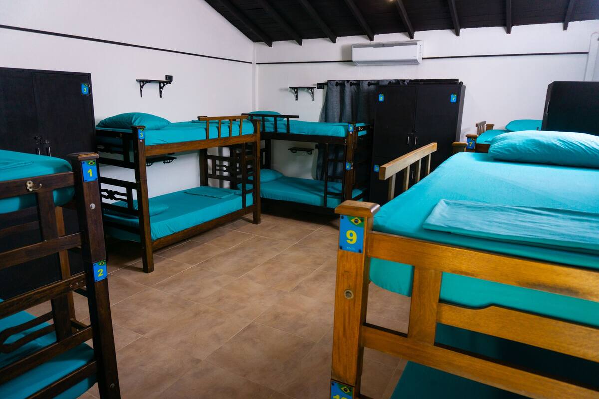 Dormitorio compartido estándar | Ropa de cama de alta calidad, caja fuerte, cortinas opacas y wifi gratis