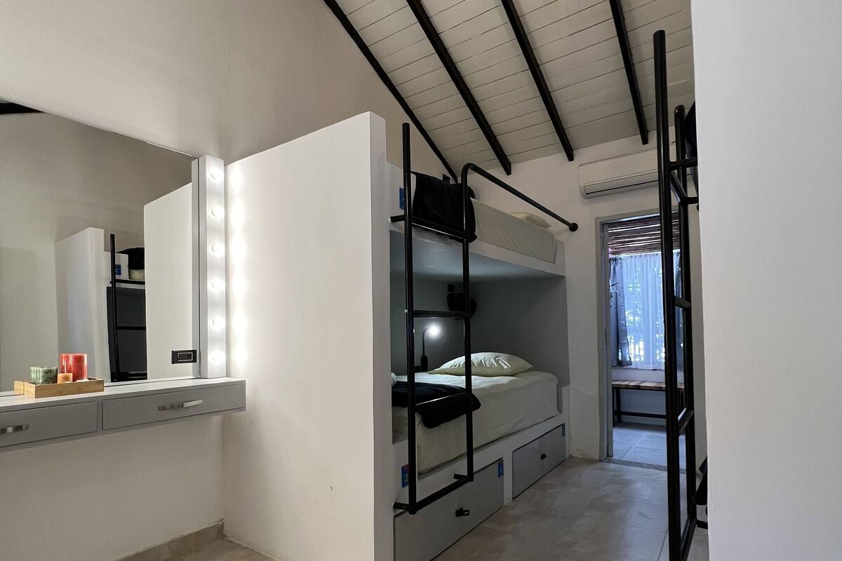 Dormitorio compartido Deluxe | Ropa de cama de alta calidad, caja fuerte, cortinas opacas y wifi gratis