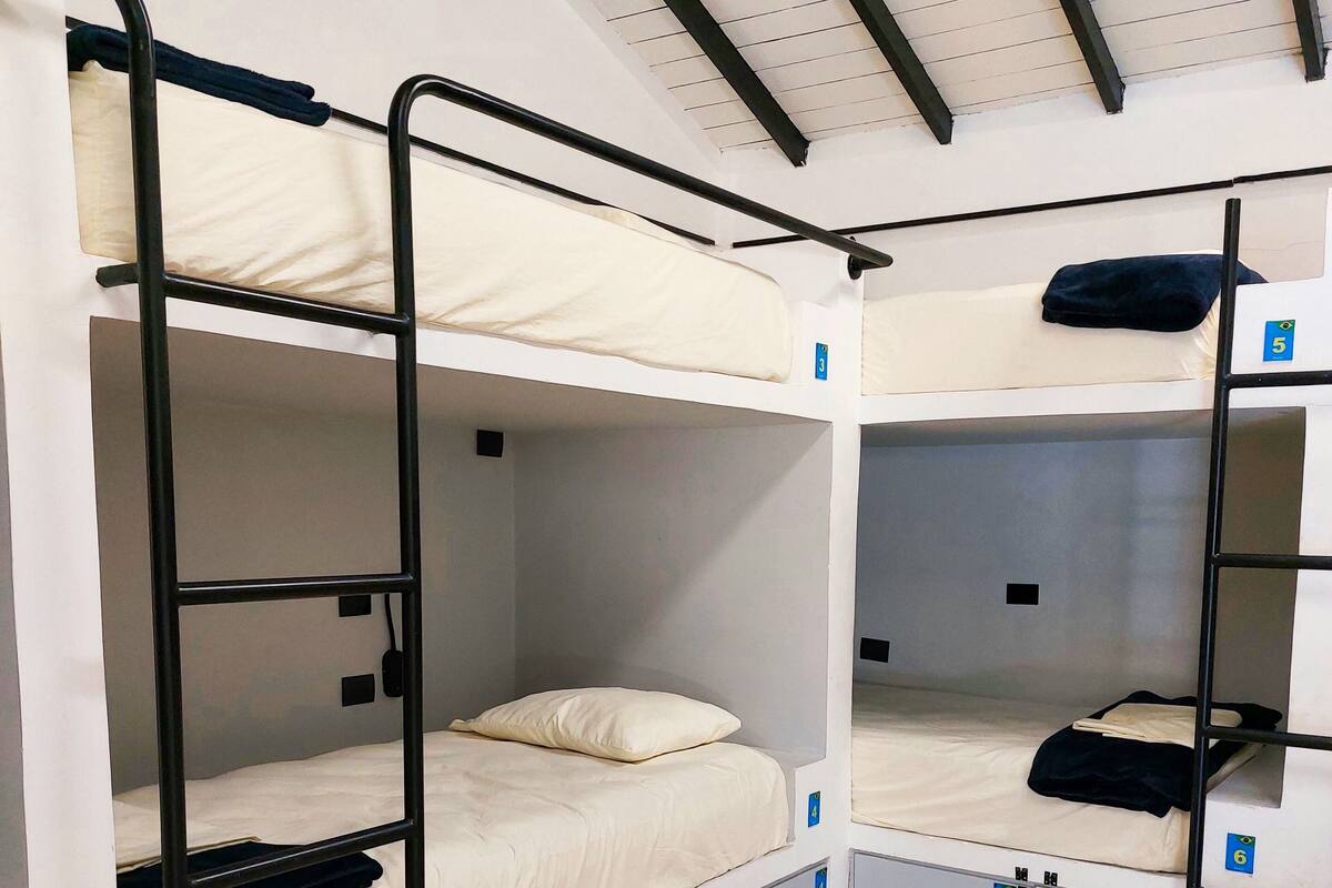 Dormitorio compartido Deluxe | Ropa de cama de alta calidad, caja fuerte, cortinas opacas y wifi gratis
