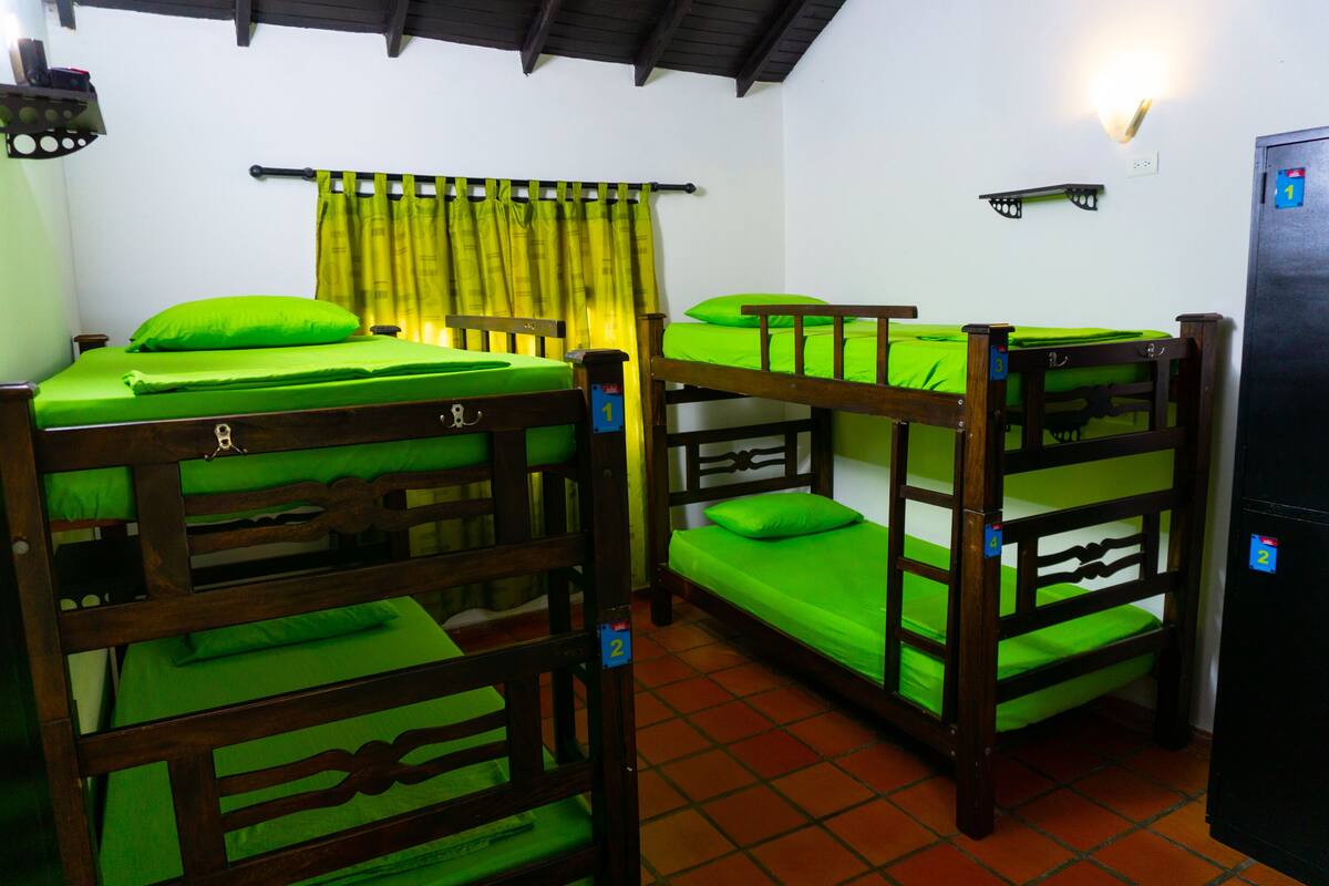 Dormitorio compartido básico | Ropa de cama de alta calidad, caja fuerte, cortinas opacas y wifi gratis
